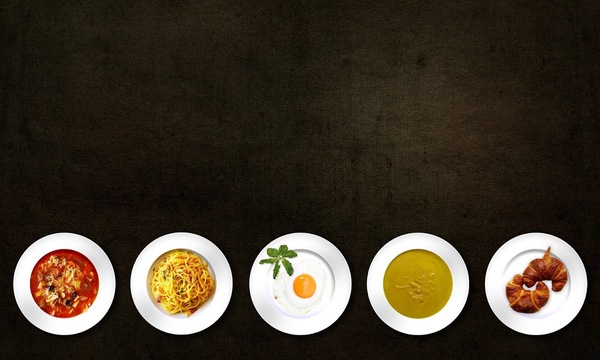 una serie di piatti con diverse pietanze